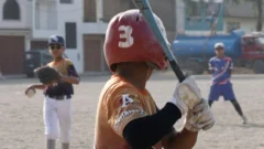 Los niños migrantes venezolanos en Perú que están utilizando el béisbol para reconectarse con su país