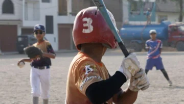 Los niños migrantes venezolanos en Perú que están utilizando el béisbol para reconectarse con su país