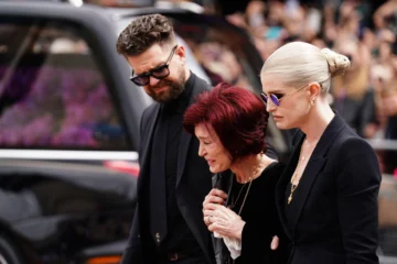 La emotiva y multitudinaria despedida que le dieron miles de fanáticos a Ozzy Osbourne en su ciudad natal