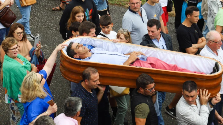 As Neves, el pueblo gallego que saca en procesión ataúdes con personas vivas