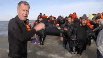 El dramático momento en el que la policía francesa raja una lancha hinchable con la que un grupo de migrantes trataba de llegar a Reino Unido