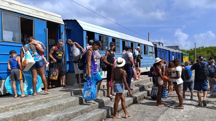 El tren a la playa, una alternativa económica para muchas familias cubanas en plena crisis