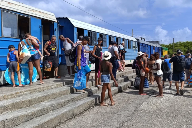 El tren a la playa, una alternativa económica para muchas familias cubanas en plena crisis