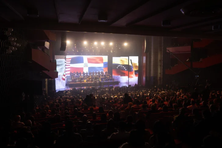  SANTO DOMINGO (REPÚBLICA DOMINICANA), 11/07/2025.- Personas asisten al concierto 