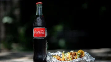 ¿Es realmente la Coca-Cola mexicana más saludable que la de EE.UU. y mejor, como dice Donald Trump?