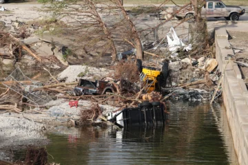 Más de 100 muertos en Texas por las inundaciones mientras la comunidad busca desaparecidos