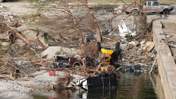 Más de 100 muertos en Texas por las inundaciones mientras la comunidad busca desaparecidos