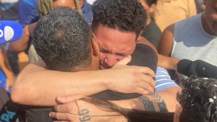 'Es un infierno lo que vivimos': un barrio de Venezuela festeja el regreso de 4 repatriados entre denuncias de abusos en el CECOT