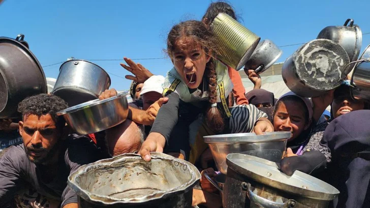 'Es como darle analgésicos a un paciente con cáncer sin tratarlo': Israel anuncia 'pausa táctica' y permite el ingreso de algunos camiones de ayuda a Gaza