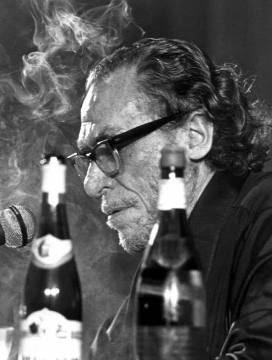Cara y cruz del espejo sucio de Bukowski Cara y cruz del espejo sucio de Bukowski