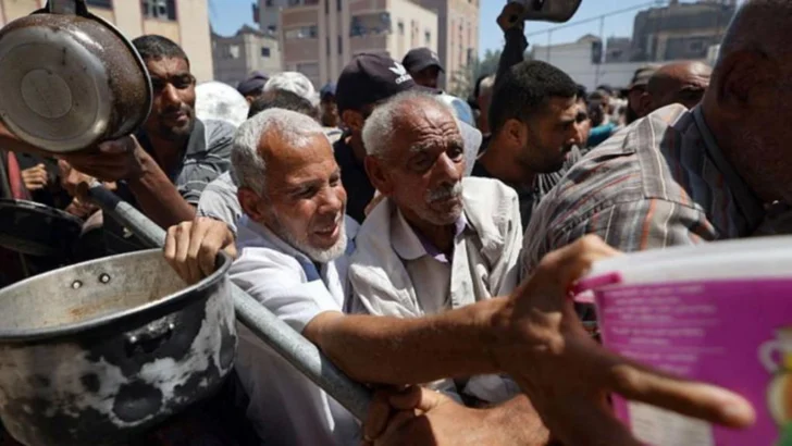 25 países condenan las 'horribles' muertes de 'más de 800″ palestinos cuando buscaban ayuda humanitaria y piden a Israel el fin de la guerra en Gaza
