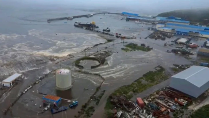 Empiezan a levantar alertas por tsunami tras un terremoto de 8,8 en el Pacífico, pero aún se mantienen para varios países de América Latina