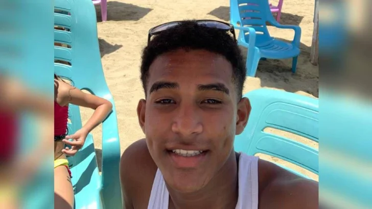 'Nos comentó que lo habían asfixiado hasta botar sangre por la nariz': el adolescente que lleva un año detenido en Venezuela por los ataques contra las estatuas de Chávez
