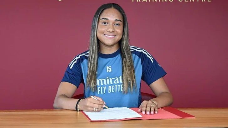 Quién es Olivia Smith, la futbolista 'más cara' de la historia (y cómo se compara su récord con los de los futbolistas masculinos)
