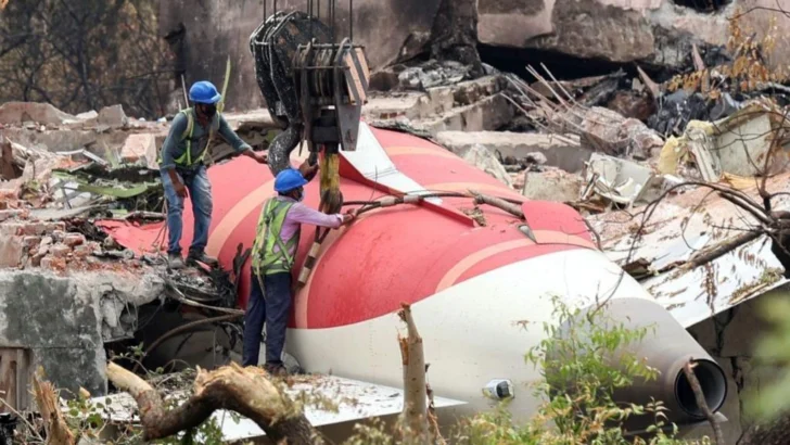 '¿Por qué desconectaste el combustible?': la conversación entre los pilotos del avión de Air India poco antes del accidente el que murieron 260 personas