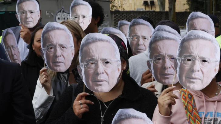 Entre júbilo e indignación: reacciones al fallo contra Uribe, mientras la defensa anuncia que apelará