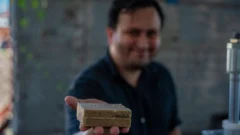 El exitoso emprendimiento hondureño que logró convertir el aceite de cocina usado en jabón y comida para perros