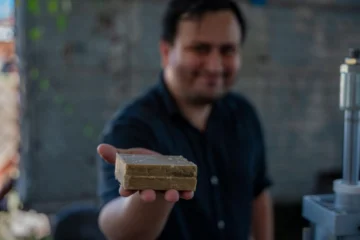 El exitoso emprendimiento hondureño que logró convertir el aceite de cocina usado en jabón y comida para perros