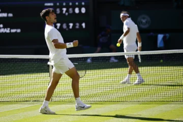  El español Carlos Alcaraz, defensor del título, en su debut debutó en Wimbledon, EFE/EPA/TOLGA AKMEN