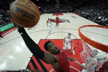 Deandre Ayton alcanza acuerdo para jugar junto a Doncic y LeBron en los Lakers