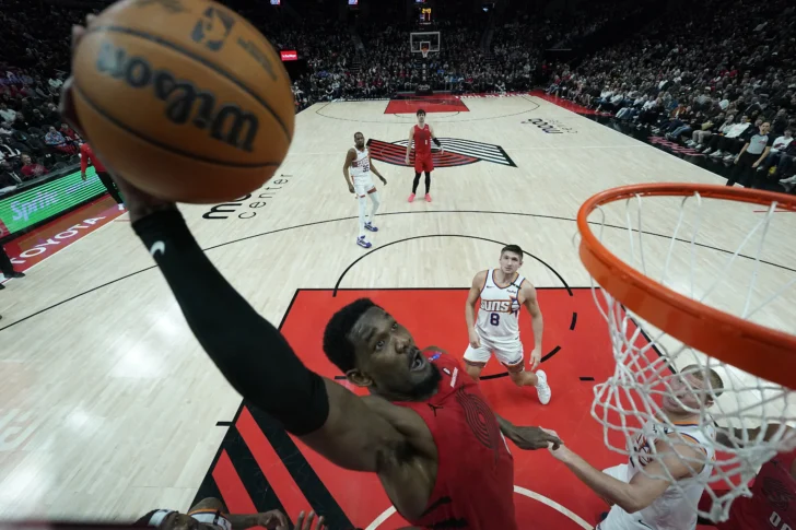 Deandre Ayton alcanza acuerdo para jugar junto a Doncic y LeBron en los Lakers