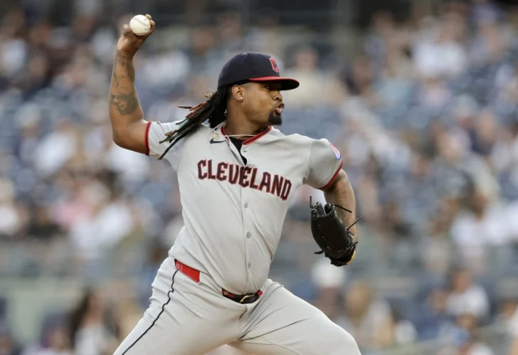  NUEVA YORK, NUEVA YORK - 4 DE JUNIO: Luis Ortiz #45 de los Cleveland Guardians lanza en la primera entrada contra los New York Yankees en el Yankee Stadium el 4 de junio de 2025 en la ciudad de Nueva York. Jim McIsaac/Getty Images/AFP (Foto de Jim McIsaac / GETTY IMAGES NORTH AMERICA / Getty Images vía AFP)