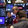 Wall Street abre en rojo mermado nuevamente por las notables pérdidas de Nvidia y Oracle