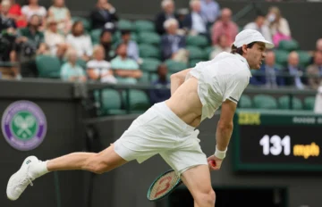  El chileno Nicolas Jarry le sirve una pelota a Cameron Norrie del Reino Unido durante su partido de cuarta ronda individual masculino en el séptimo día del Campeonato de Wimbledon en el All England Lawn Tennis and Croquet Club en Londres, el 6 de julio de 2025. (The Yomiuri Shimbun) (Foto de Daisuke Urakami / Yomiuri / The Yomiuri Shimbun vía AFP)