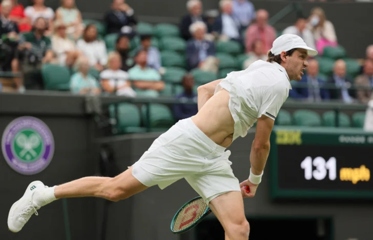  El chileno Nicolas Jarry le sirve una pelota a Cameron Norrie del Reino Unido durante su partido de cuarta ronda individual masculino en el séptimo día del Campeonato de Wimbledon en el All England Lawn Tennis and Croquet Club en Londres, el 6 de julio de 2025. (The Yomiuri Shimbun) (Foto de Daisuke Urakami / Yomiuri / The Yomiuri Shimbun vía AFP)