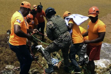 Confirman cuatro muertos y una veintena de desaparecidos en naufragio de yola Confirman cuatro muertos y una veintena de desaparecidos en naufragio de yola