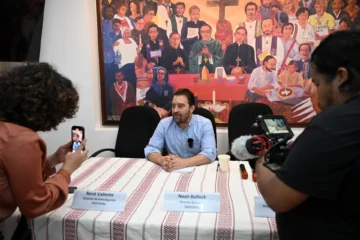  El director ejecutivo de la ONG Cristosal, Noah Bullock, habla con un periodista tras una conferencia de prensa en Ciudad de Guatemala, el 17 de julio de 2025. La ONG Cristosal, una importante organización de derechos humanos que investiga la corrupción en El Salvador, declaró el 17 de julio de 2025 que se había visto obligada a exiliarse debido a la creciente represión del gobierno del presidente Nayib Bukele. (Foto de Johan Ordonez / AFP)