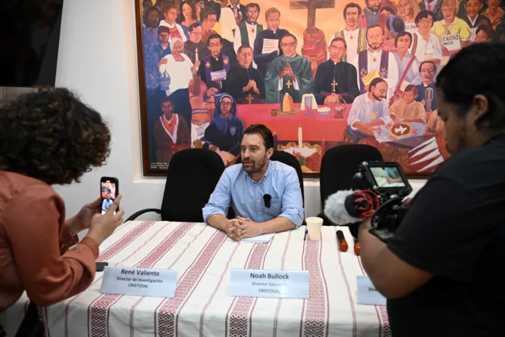  El director ejecutivo de la ONG Cristosal, Noah Bullock, habla con un periodista tras una conferencia de prensa en Ciudad de Guatemala, el 17 de julio de 2025. La ONG Cristosal, una importante organización de derechos humanos que investiga la corrupción en El Salvador, declaró el 17 de julio de 2025 que se había visto obligada a exiliarse debido a la creciente represión del gobierno del presidente Nayib Bukele. (Foto de Johan Ordonez / AFP)