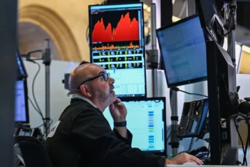 Wall Street cierra mixto antes de resultados de tecnológicas y entre análisis trimestral