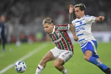  RJ - RIO DE JANEIRO - 17/07/2025 - BRASILEÑO A 2025, FLUMINENSE x CRUZEIRO - Soteldo, jugador del Fluminense, disputa una jugada con Fanger, jugador del Cruzeiro, durante un partido en el estadio Maracaná por el campeonato brasileño A 2025. Foto: Thiago Ribeiro/AGIF (Foto de Thiago Ribeiro/AGIF/AGIF vía AFP)