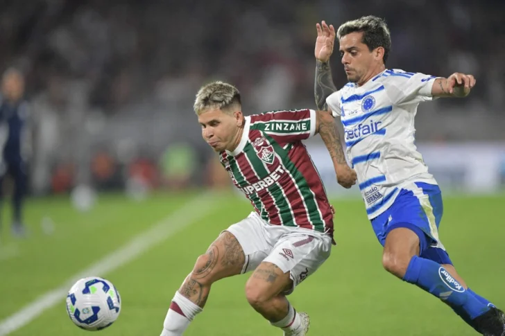  RJ - RIO DE JANEIRO - 17/07/2025 - BRASILEÑO A 2025, FLUMINENSE x CRUZEIRO - Soteldo, jugador del Fluminense, disputa una jugada con Fanger, jugador del Cruzeiro, durante un partido en el estadio Maracaná por el campeonato brasileño A 2025. Foto: Thiago Ribeiro/AGIF (Foto de Thiago Ribeiro/AGIF/AGIF vía AFP)