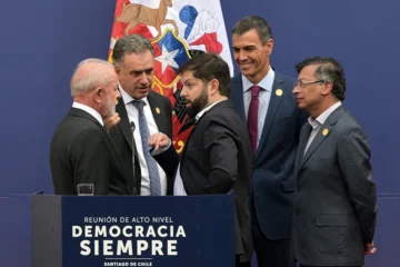 Líderes de izquierda advierten democracia está 'bajo ataque' y buscan frenar 'juntos' a la ultraderecha