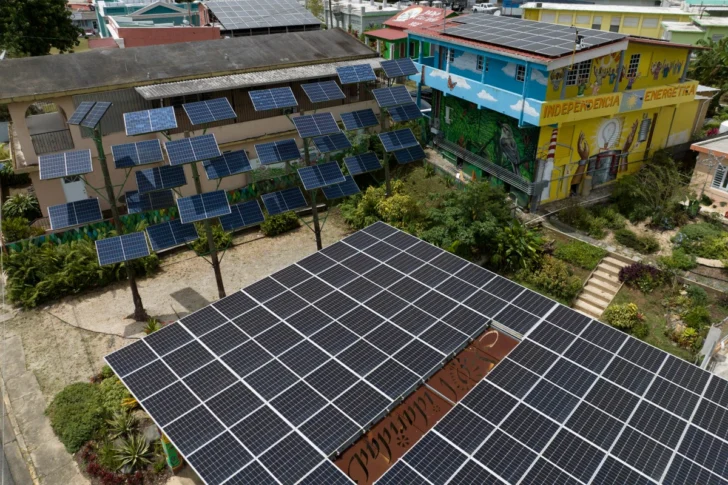  Vista aérea de la microrred solar en Casa Pueblo en Adjuntas, Puerto Rico, el 14 de julio de 2025. Puerto Rico es un territorio caribeño no incorporado con más de 3 millones de habitantes, bajo control estadounidense desde 1898. Sus problemas crónicos de infraestructura se vieron agravados por el devastador huracán María de 2017, que destruyó la ya deteriorada red eléctrica de la isla. Tras el huracán María, se necesitaron aproximadamente 11 meses para restablecer el suministro eléctrico a todos los clientes que se quedaron sin él. La red eléctrica se privatizó en junio de 2021 para resolver los apagones persistentes. Sin embargo, los apagones siguen siendo constantes: solo este año, Puerto Rico sufrió apagones masivos en abril y también en Nochevieja.<br />(Foto de Ricardo ARDUENGO / AFP).
