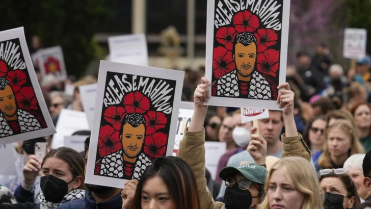 Comienza juicio tras demanda que busca frenar represalias de Trump contra manifestantes propalestinos