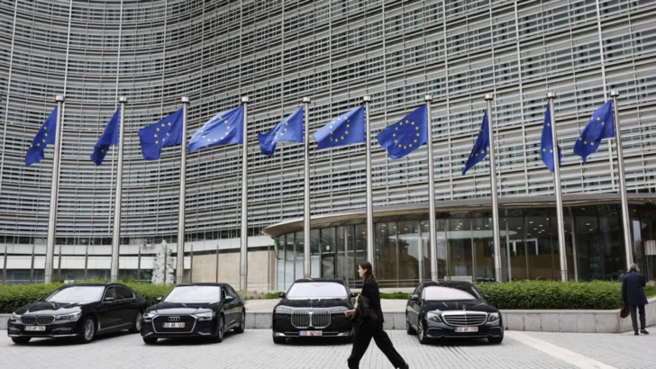 ¿Debe la Unión Europea arriesgarse a invertir los intereses congelados de Rusia para apoyar a Ucrania?