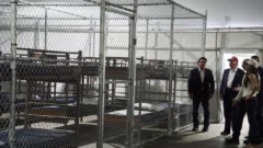 Nos tratan como perros: migrantes relatan la vida en la cárcel Alligator Alcatraz de Trump