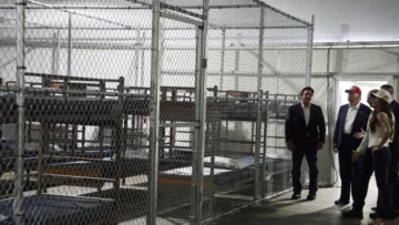 Nos tratan como perros: migrantes relatan la vida en la cárcel Alligator Alcatraz de Trump