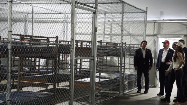 Nos tratan como perros: migrantes relatan la vida en la cárcel Alligator Alcatraz de Trump