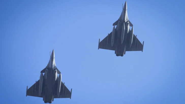 Francia acusa a China de usar sus embajadas para desacreditar al caza Rafale tras combates en India y Pakistán