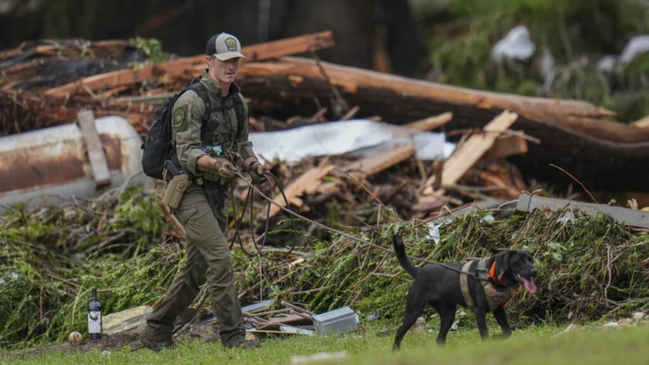 Las lluvias torrenciales dejan al menos 50 muertos en Texas, 15 de ellos niños
