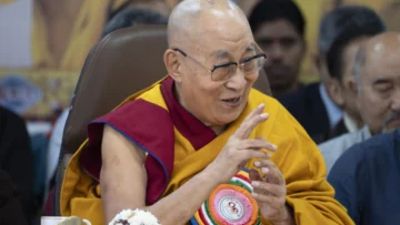 El dalái lama cierra las celebraciones por sus 90 años con una plegaria por la paz