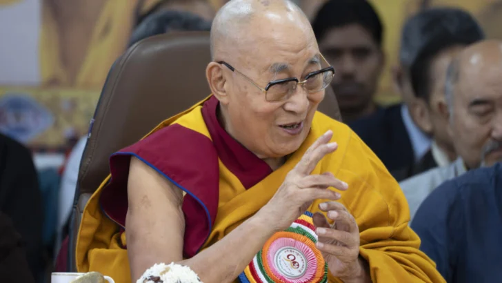El dalái lama cierra las celebraciones por sus 90 años con una plegaria por la paz