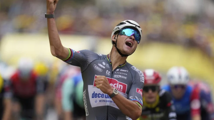 Van der Poel gana la segunda etapa en Boulogne-sur-Mer y se hace con el maillot amarillo