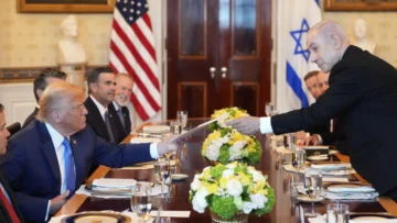 Netanyahu y Trump se congratulan en Washington y dicen avanzar hacia la paz en Medio Oriente Netanyahu y Trump se congratulan en Washington y dicen avanzar hacia la paz en Medio Oriente