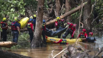 Rescatistas mexicanos, en el epicentro de la tragedia en Texas
