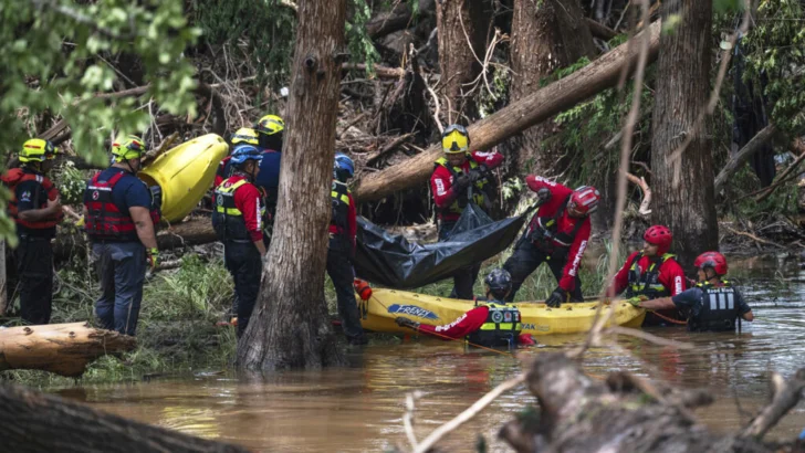 Rescatistas mexicanos, en el epicentro de la tragedia en Texas